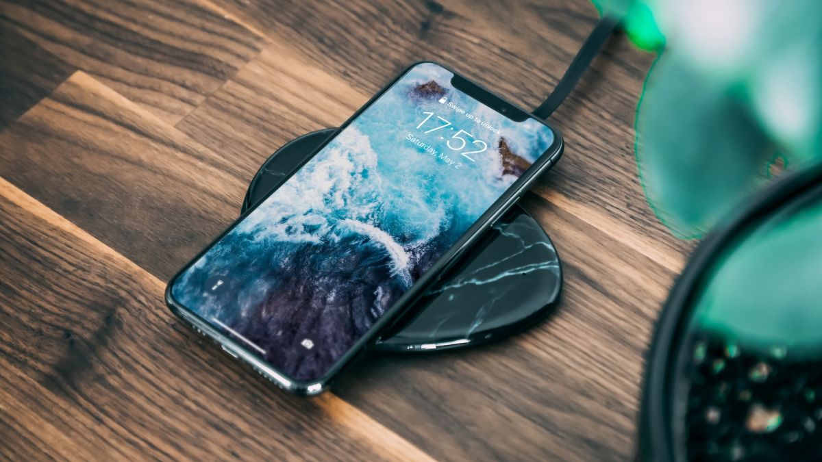 На iPhone 13 и 14 добавят поддержку беспроводной зарядки Qi2 | РБК Украина