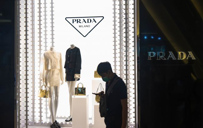 Prada хочет купить бренд Versace: что известно