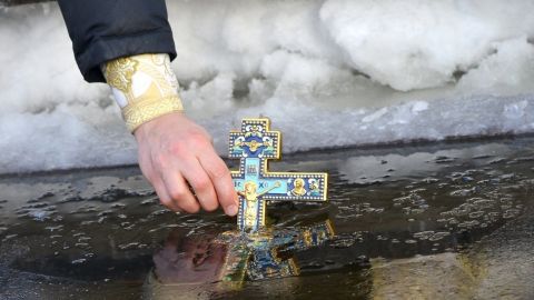 Можно ли ставить святую воду на пол дома