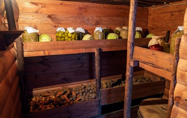 https://www.rbc.ua/static/img/p/r/preservation_of_vegetables_in_a_warm_cellar_for_the_winter_period_glass_jars_with_pickled_cucumbers_on_the_shelf_431724_4826_650x410.jpg