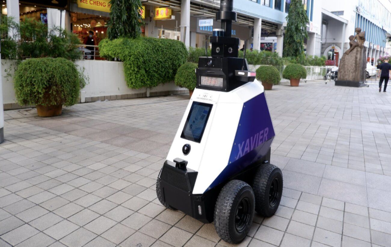 Robot patrolmen began to keep order in Singapore