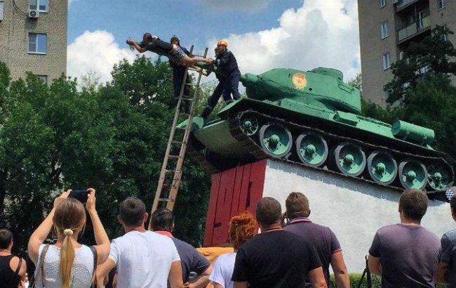 У Ростові-на-Дону молодий чоловік "повісився" на пам'ятнику