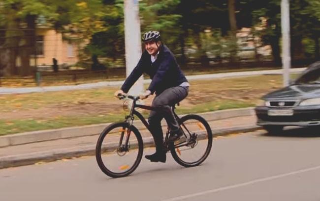 Саакашвілі приїхав голосувати на велосипеді. Відео