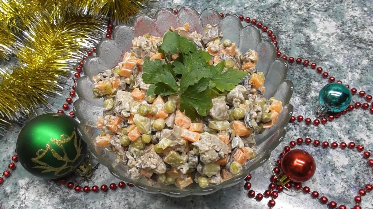 Салат «Новогодний оливье - 2022»: Емельяненко кладет в него копченый окорочок и улучшенный соус