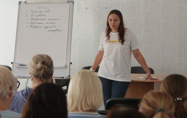 Психологи Фонду Ахметова допомагають жителям Донеччини та Дніпропетровщини впоратися із травмою війни