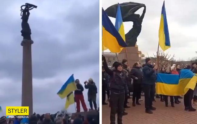 Украинские города восстают против оккупантов: видео из Херсона, Мелитополя, Запорожья, Бердянска