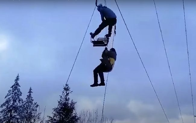 Туристи, які застрягли на підйомнику в Славському, розповіли про інцидент: відео порятунку