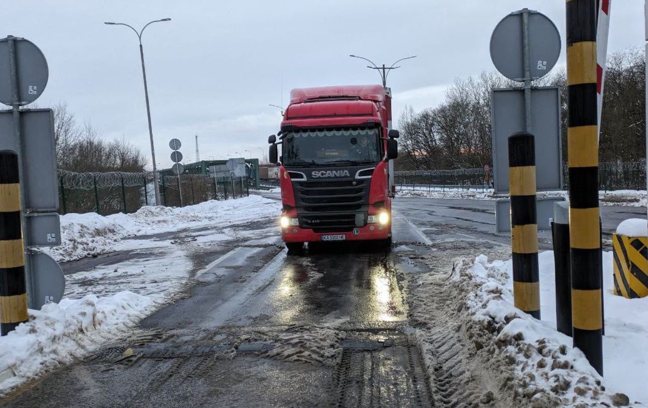 Significant Cargo Checkpoint Unblocked: 350 Trucks Enter Ukraine and Poland