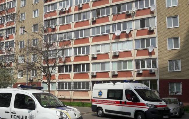 У Києві чоловік викинувся з балкона багатоповерхівки