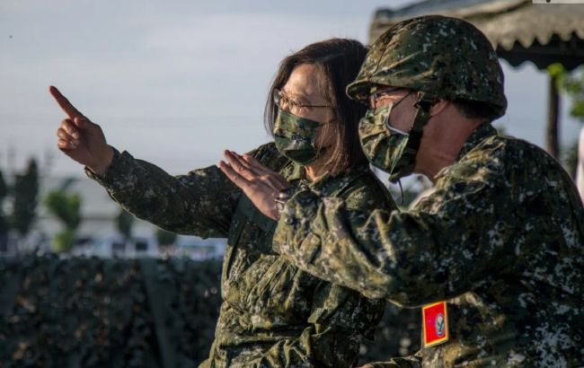 Почти 50 военных самолетов Китая пересекли среднюю линию Тайваньского пролива