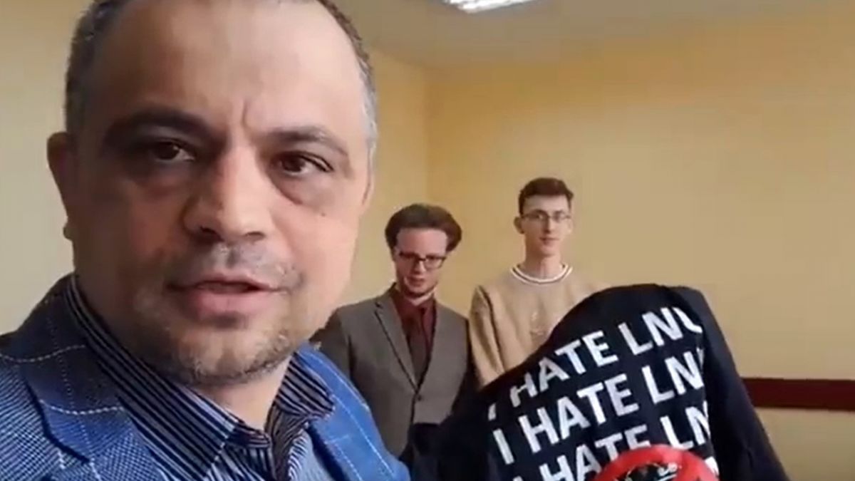 Преподаватель с футболкой Я ненавижу ЛНУ объяснил скандальное видео -  реакция вуза | Новости РБК Украина