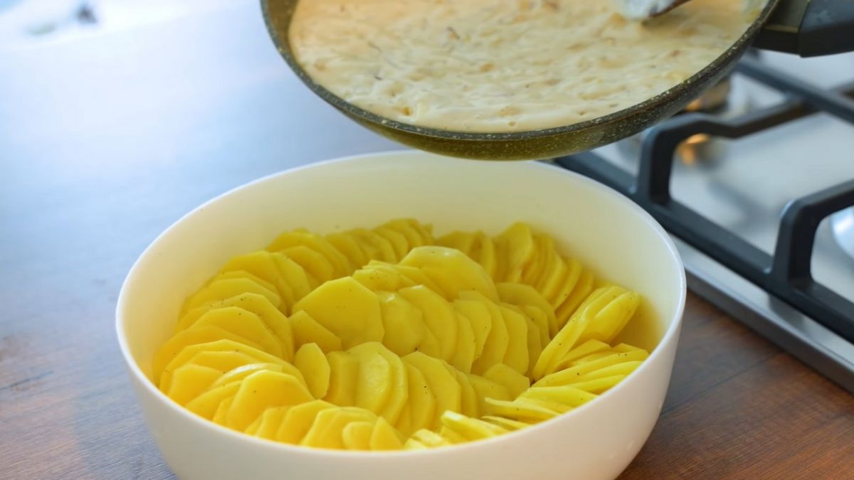 Картофель в духовке под соусом