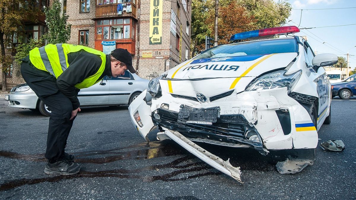 Патрульные полицейские разбили в ДТП 560 служебных автомобилей за 2021 год  | РБК-Україна