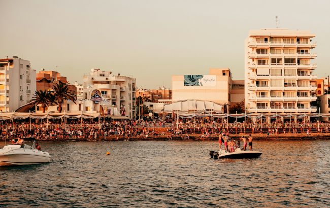 Живут в вагончиках. Жители испанских островов протестуют против туризма