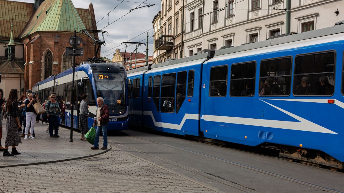 Зачем мужчины в транспорте как бы нечаянно трогают женщин за грудь?