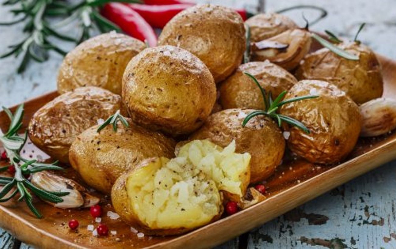 Картошка с куриным филе и помидорами в духовке