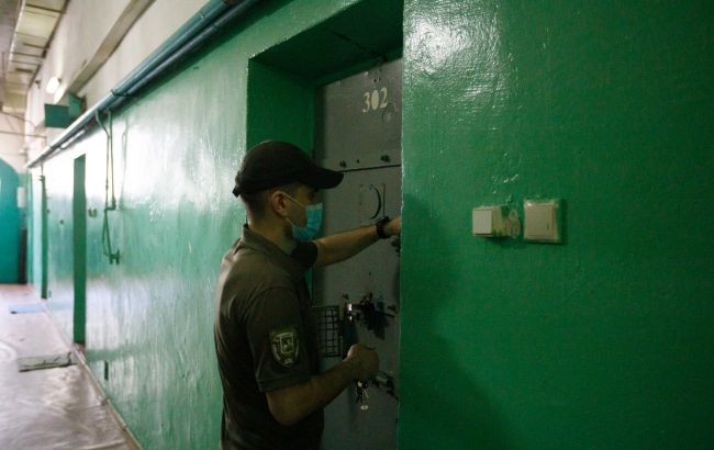 В сети появились фото VIP-камеры Лукьяновского СИЗО: как живут преступники