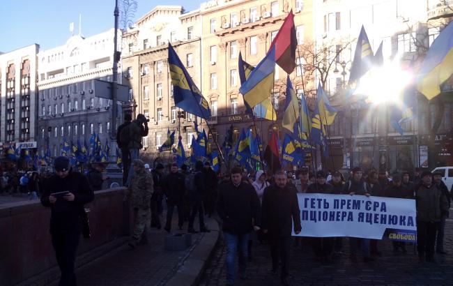 Под Радой 700 активистов требуют отставки Яценюка