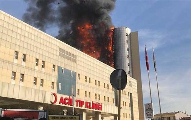 В Стамбуле произошел пожар в многоэтажной больнице