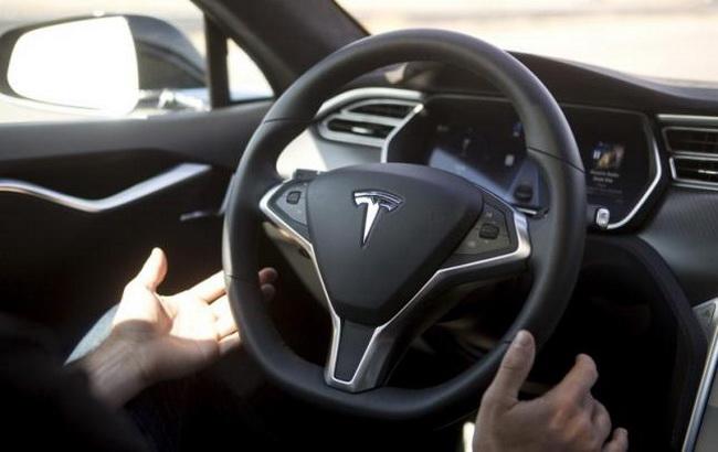 США розпочали розслідування загибелі водія Tesla при працюючому автопілоті