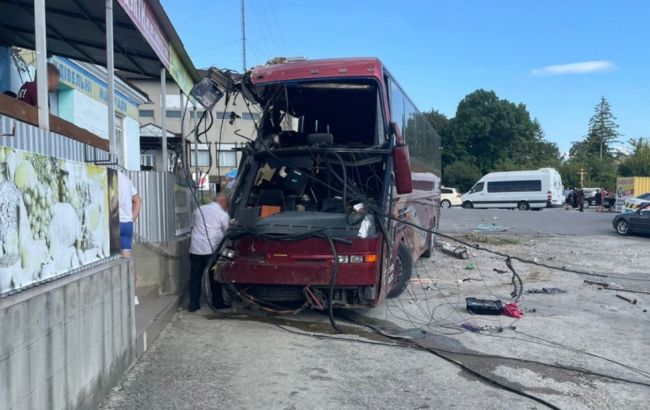 У Хмельницькій області автобус з дітьми, що їхав до Болгарії, потрапив у ДТП