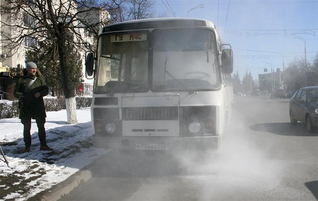 В России сотрудники МЧС ехали проверять ТЦ, но их автобус загорелся (видео)