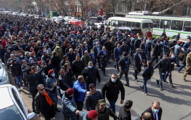 У Єревані триває протест. Люди оточили будівлю парламенту, почалися бійки