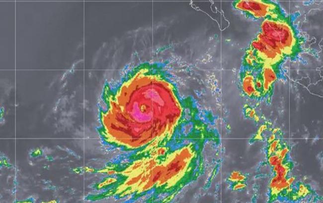 В Тихом океане ураган "Роса" достиг четвертой категории