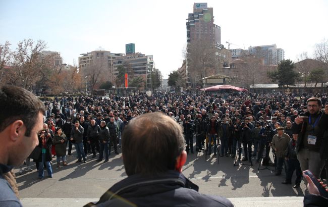 Протести в Єревані: противники Пашиняна увірвалися до урядової будівлі