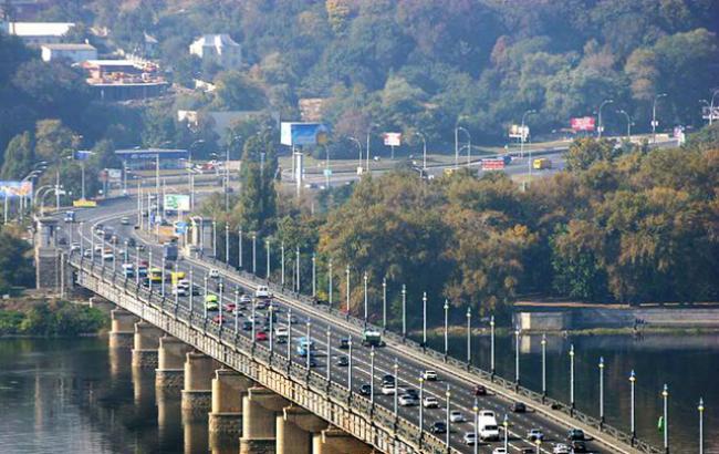 В Киеве движение транспорта на мосту им. Патона будет частично ограничено