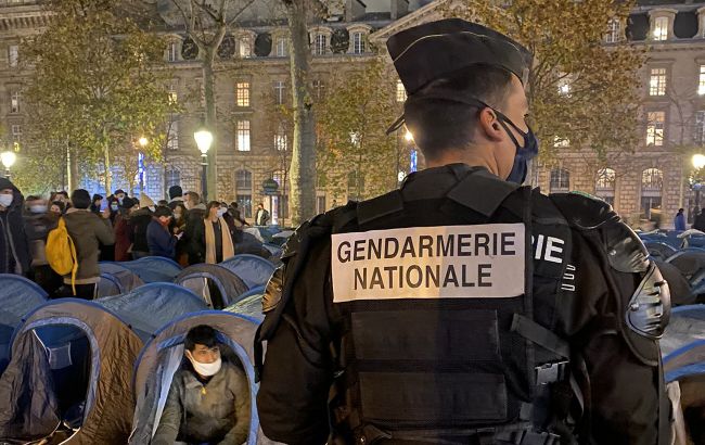У Парижі демонтували нелегальний табір мігрантів