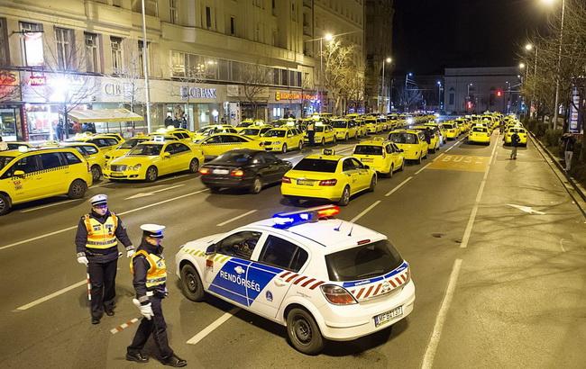 Венгерские таксисты протестуют против сервиса Uber