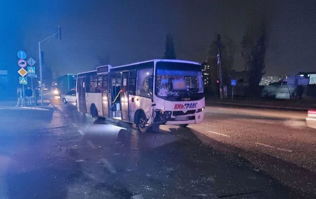 Під Києвом сталася ДТП за участі маршрутки: є загиблий