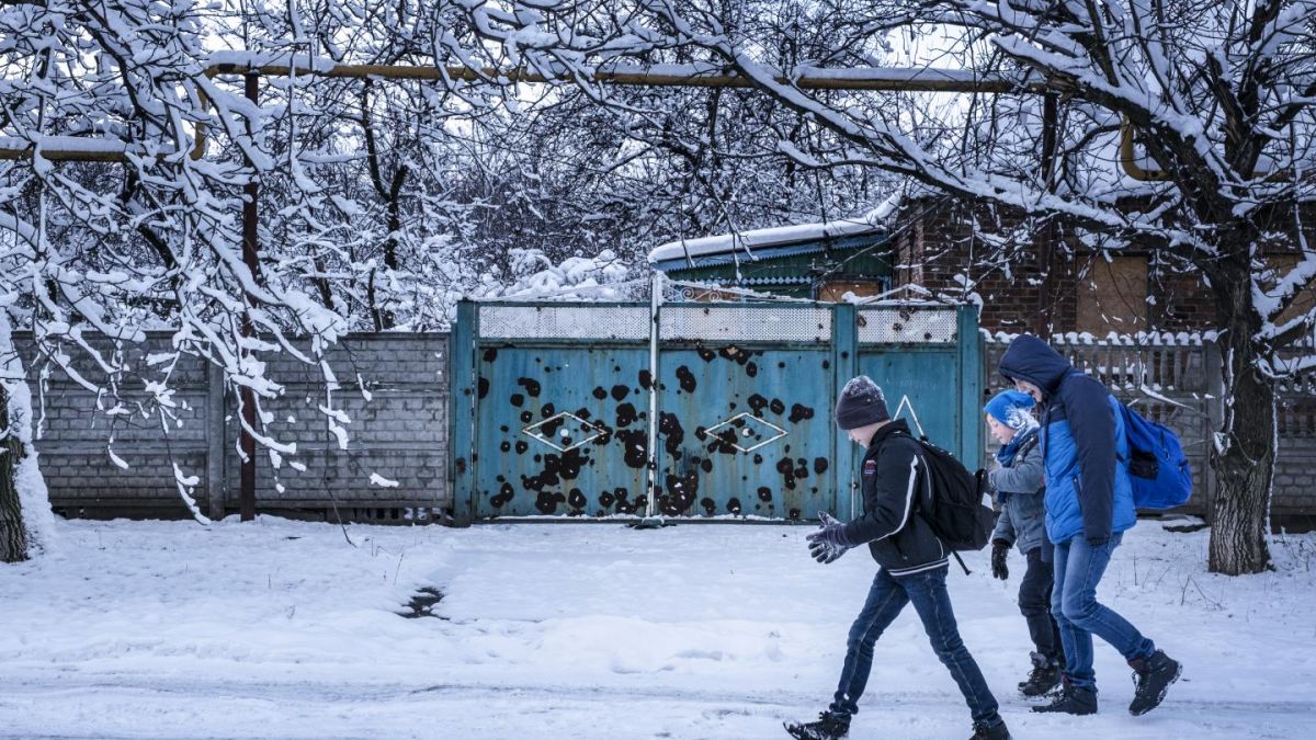 Война на Донбассе разрушает будущее сотен тысяч детей – чем им можно помочь  | РБК-Україна