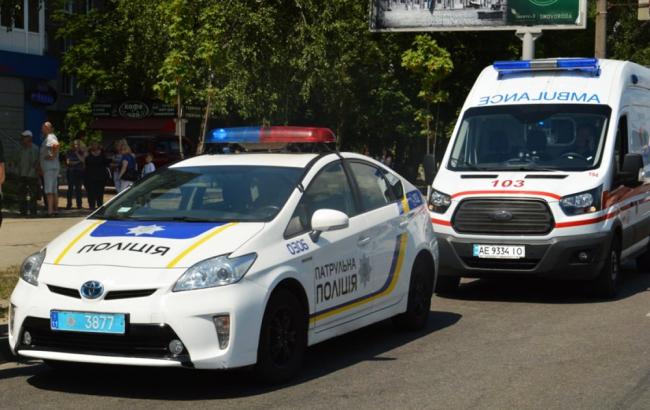 В Одессе припаркованный автомобиль скатился с горки и наехал на троих человек