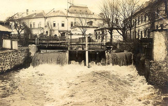 "Навіть не віриться": в мережі показали, як в Ужгороді "пустили під бетон" річку (унікальні фото)