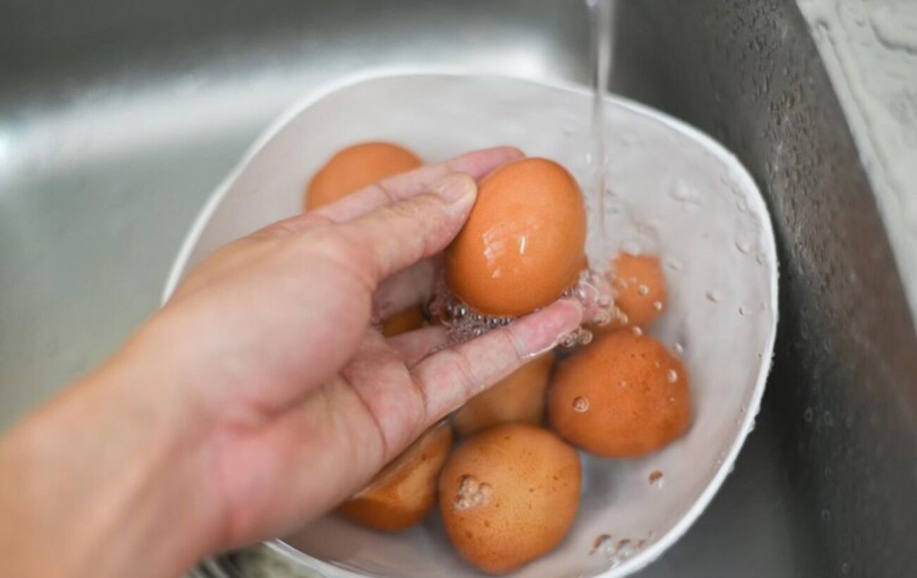 Сколько времени можно хранить яйца в холодильнике