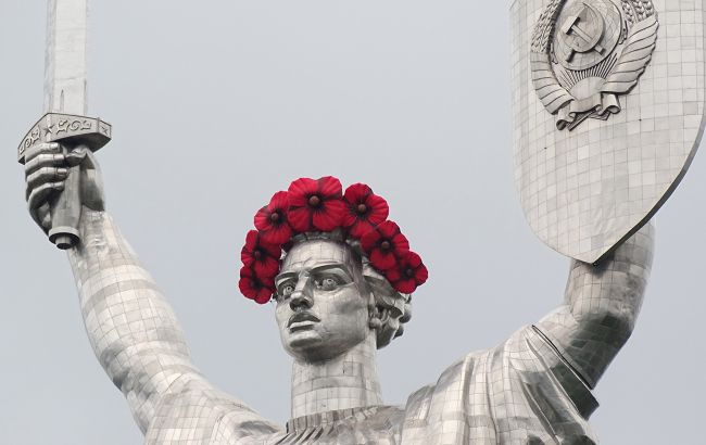 У Києві знайшли спосіб позбавитися від радянських символів: під ударом Батьківщина-мати і міст Патона