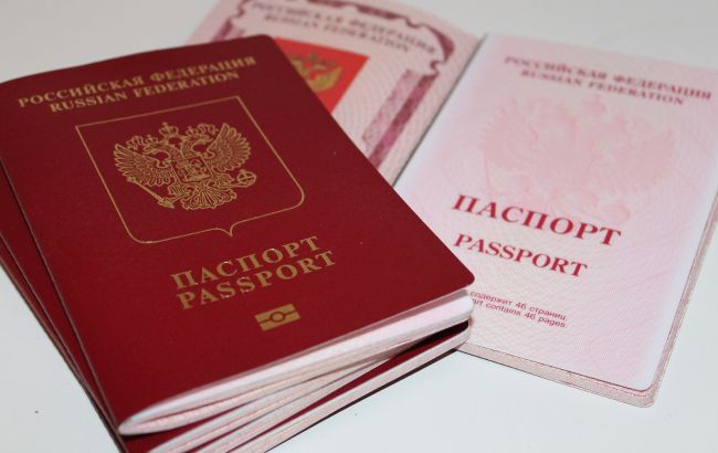 В обмен на банковские карты. РФ продолжает принудительно раздавать паспорта в Луганской области