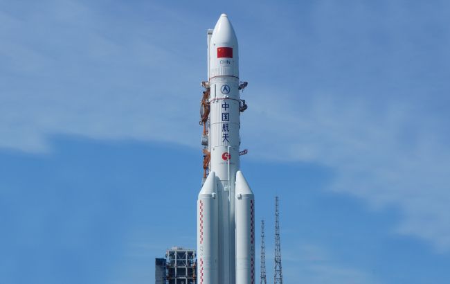 Неконтролируемая китайская ракета упала на Землю: в Китае рассказали куда