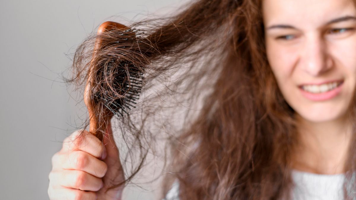 Помогите: что делать, если волосы электризуются и стоят дыбом?