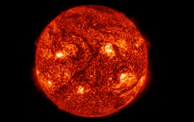Сонячні спалахи-"канібали" викличуть на Землі магнітні бурі та незвичайні північні сяйва
