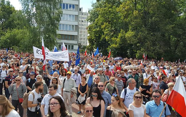 У Варшаві активісти вийшли на масовий протест проти судової реформи