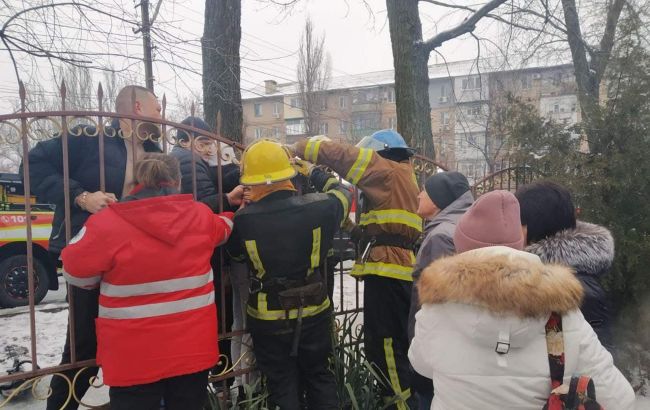 В Мелитополе подросток из-за гололеда напоролся на пику забора (фото)