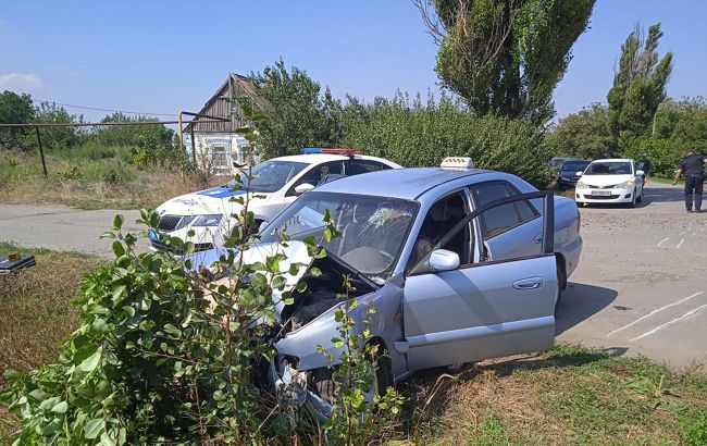 Під Запоріжжям п'яний таксист "покатав" на капоті поліцейського і зламав йому обидві ноги (відео)